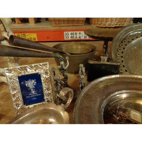 815 - A LARGE QUANTITY OF METAL WARE ITEMS TO INCLUDE TWO SMALL BRASS PANS, A SILVER PLATE GRAVY BOAT ETC