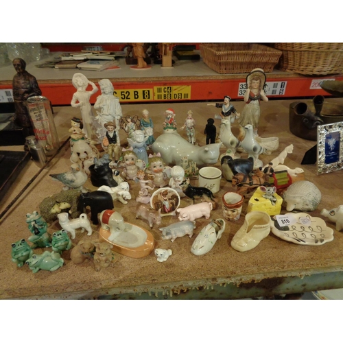 816 - A LARGE ASSORTMENT OF FIGURINES IN THE FORM OF ANIMALS, BIRDS AND PEOPLE