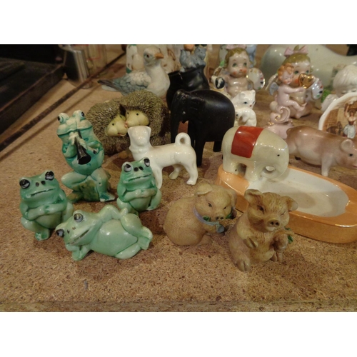 816 - A LARGE ASSORTMENT OF FIGURINES IN THE FORM OF ANIMALS, BIRDS AND PEOPLE