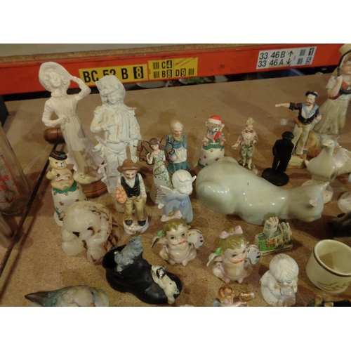 816 - A LARGE ASSORTMENT OF FIGURINES IN THE FORM OF ANIMALS, BIRDS AND PEOPLE