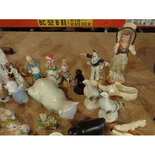 816 - A LARGE ASSORTMENT OF FIGURINES IN THE FORM OF ANIMALS, BIRDS AND PEOPLE