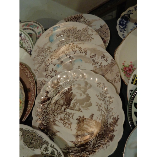 826 - AN ASSORTMENT OF DECORATIVE PLATES TO INCLUDE A RIDGWAY 'WINDSOR' MEAT PLATTER ETC