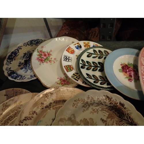 826 - AN ASSORTMENT OF DECORATIVE PLATES TO INCLUDE A RIDGWAY 'WINDSOR' MEAT PLATTER ETC