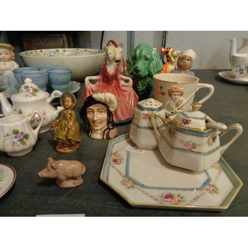 828 - AN ASSORTMENT OF FIGURINES AND DOLLS TEA WARE TO ALSO INCLUDE A W.R. MIDWINTER FRUIT BOWL, A MASONS ... 