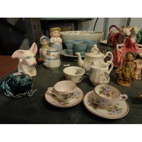 828 - AN ASSORTMENT OF FIGURINES AND DOLLS TEA WARE TO ALSO INCLUDE A W.R. MIDWINTER FRUIT BOWL, A MASONS ... 