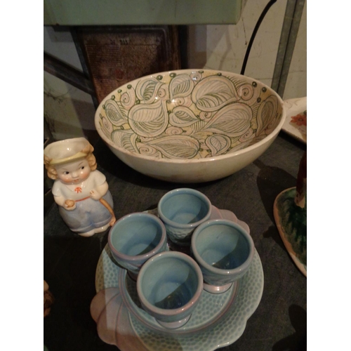 828 - AN ASSORTMENT OF FIGURINES AND DOLLS TEA WARE TO ALSO INCLUDE A W.R. MIDWINTER FRUIT BOWL, A MASONS ... 