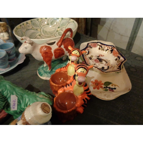 828 - AN ASSORTMENT OF FIGURINES AND DOLLS TEA WARE TO ALSO INCLUDE A W.R. MIDWINTER FRUIT BOWL, A MASONS ... 