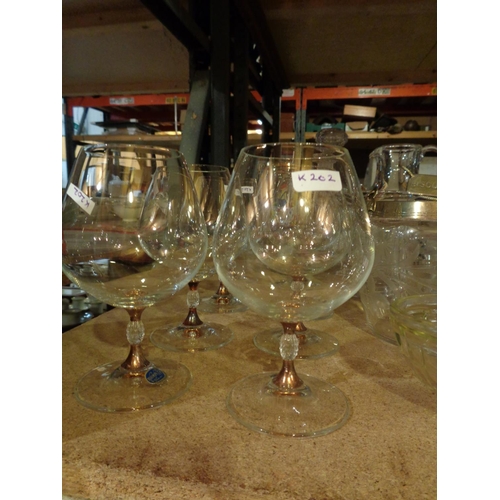 848 - A QUANTITY OF GLASSWARE TO INCLUDE A MODERN GLASS ICE BUCKET, SIX DECORATIVE BRANDY BALLOONS ETC