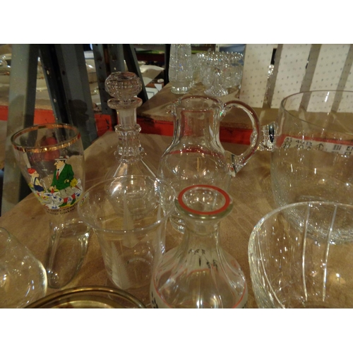 848 - A QUANTITY OF GLASSWARE TO INCLUDE A MODERN GLASS ICE BUCKET, SIX DECORATIVE BRANDY BALLOONS ETC