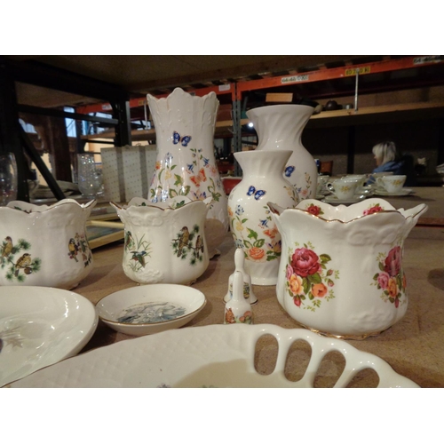 850 - AN ASSORTMENT OT INCLUDE THREE AYNSLEY 'COTTAGE GARDEN' VASES, AN AYNSLEY 'WILD TUDOR' RIBBON PLATE ... 