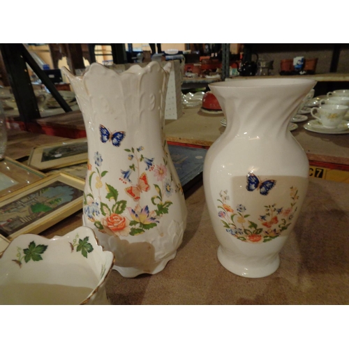 850 - AN ASSORTMENT OT INCLUDE THREE AYNSLEY 'COTTAGE GARDEN' VASES, AN AYNSLEY 'WILD TUDOR' RIBBON PLATE ... 