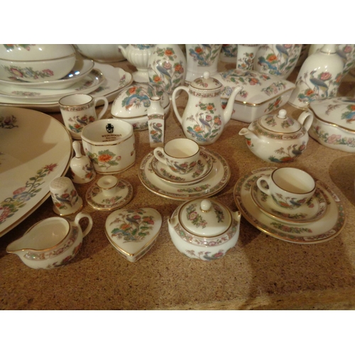 851 - A LARGE COLLECTION OF WEDGWOOD 'KUTANI CRANE' ITEMS TO INCLUDE A MINIATURE TEA SET, TRINKET BOXES ET... 