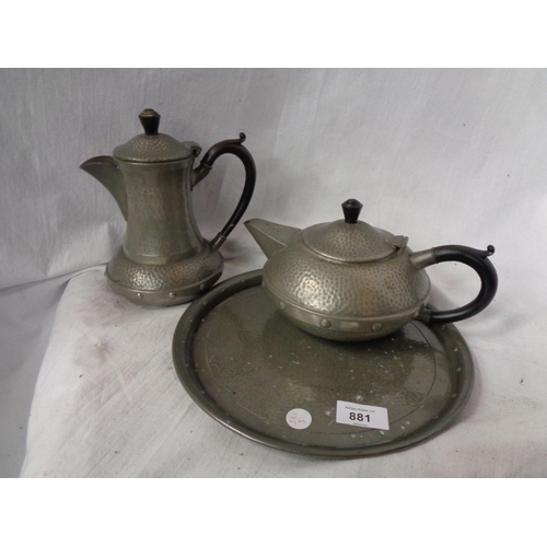 881 - A GROUP OF PEWTER ITEMS TO INCLUDE A TEA POT, COFFEE POT AND PLATE