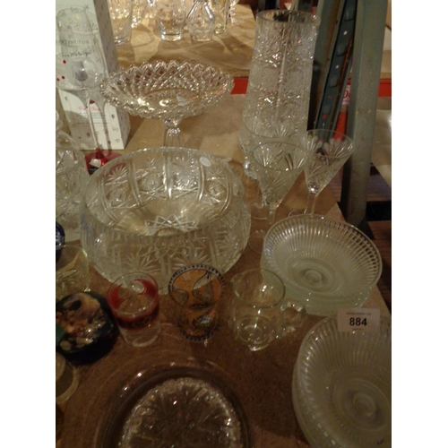 884 - A LARGE QUANTITY OF GLASSWARE TO INCLUDE FOUR BOXED AS NEW DARTINGTON 'FROM ME TO YOU' WINE GLASSES,... 