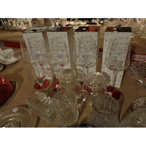 884 - A LARGE QUANTITY OF GLASSWARE TO INCLUDE FOUR BOXED AS NEW DARTINGTON 'FROM ME TO YOU' WINE GLASSES,... 