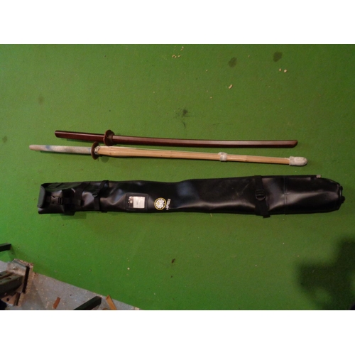 888 - A COMPLETE KENDO MARTIAL ARTS COSTUME TO INCLUDE A BAMBOO SHINAI, ESCRIMA STICK AND CARRY BAGS