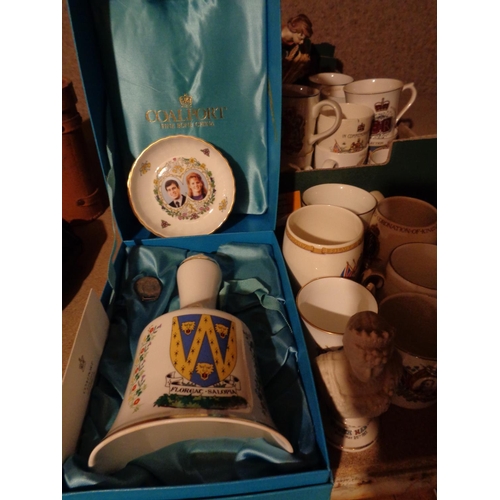 898 - A LARGE QUANTITY OF ROYAL COMMEMORATIVE WARE TO INCLUDE A LARGE BOXED COALPORT BELL CELEBRATING THE ... 