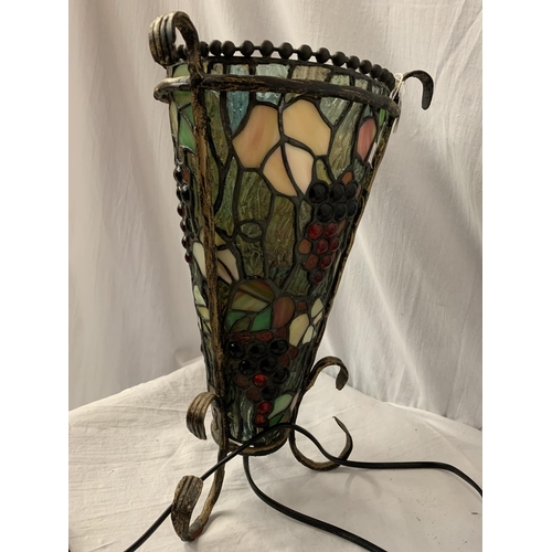 6 - A TIFFANY STYLE VASE SHAPED LAMP H:35CM