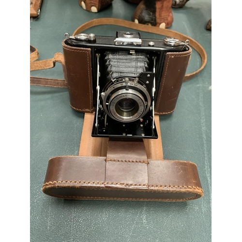 68 - A LEATHER CASED VINTAGE ZEISS IKON CAMERA