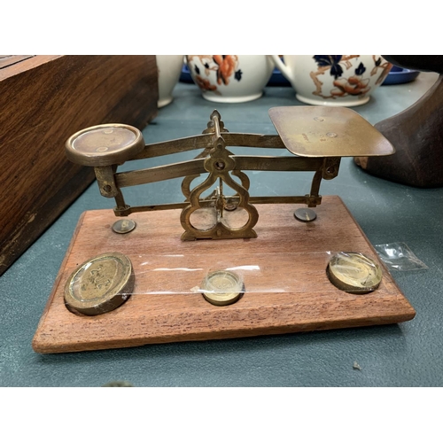 69 - A SMALL SET OF BRASS WEIGH SCALES TO INCLUDE HALF, ONE AND TWO OUNCE WEIGHTS