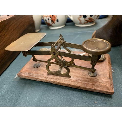 69 - A SMALL SET OF BRASS WEIGH SCALES TO INCLUDE HALF, ONE AND TWO OUNCE WEIGHTS