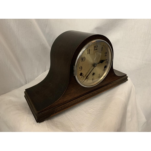 8 - AN OAK NAPOLEON HAT MANTEL CLOCK, EIGHT DAY STRIKING COMPLETE WITH KEY H: 23CM