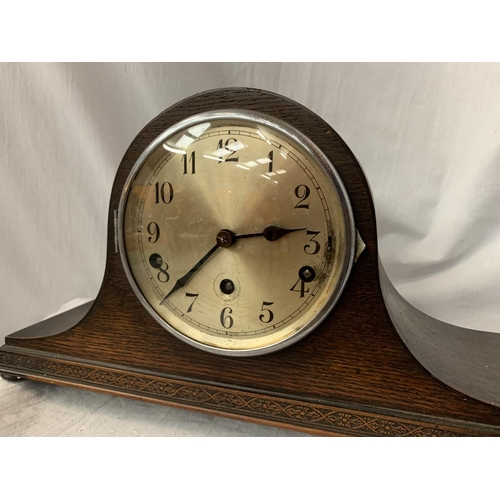 8 - AN OAK NAPOLEON HAT MANTEL CLOCK, EIGHT DAY STRIKING COMPLETE WITH KEY H: 23CM