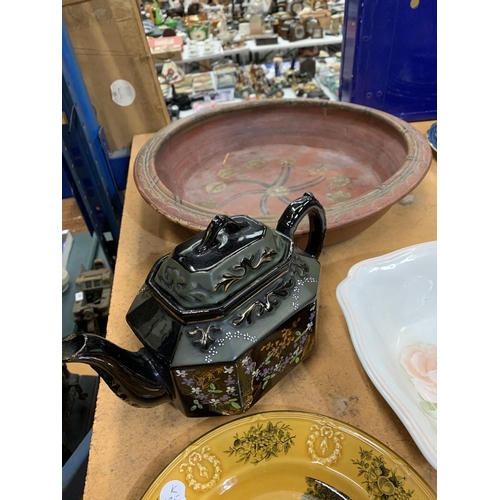 332 - A VARIETY OF VINTAGE CERAMICS