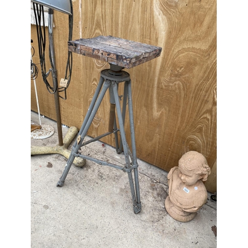 1213 - A VINTAGE STYLE ADJUSTABLE HEIGHT TRIPOD TABLE