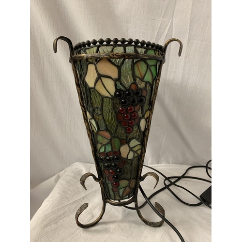 6 - A TIFFANY STYLE VASE SHAPED LAMP H:35CM