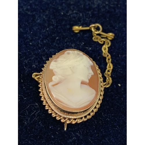 521 - A 9 CARAT GOLD CAMEO BROOCH