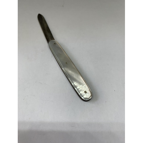 528 - A SILVER FRUIT KNIFE WITH MOTHER OF PEARL HANDLE