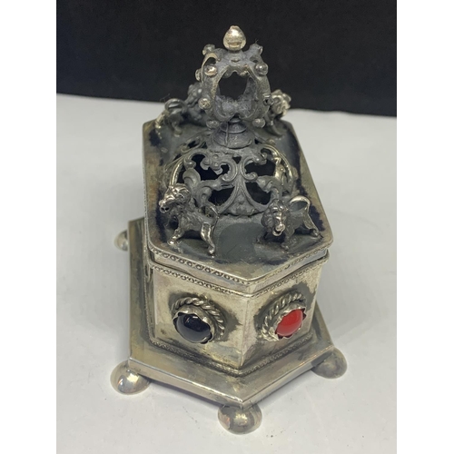 556 - A RUSSIAN MARKED SILVER JUDICA SIX SIDED LIDDED BOX