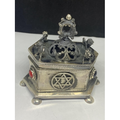 556 - A RUSSIAN MARKED SILVER JUDICA SIX SIDED LIDDED BOX