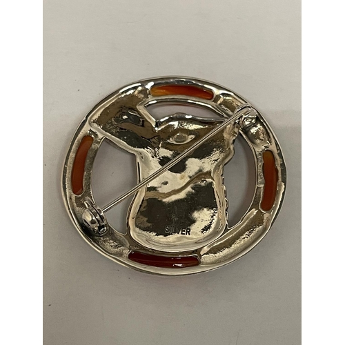 579 - A MARKED SILVER BROOCH WITH AMBER COLOURED STONES DEPICTING A HARE