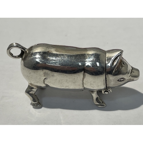 589 - A SILVER VESTA CASE IN THE DESIGN OF A PIG