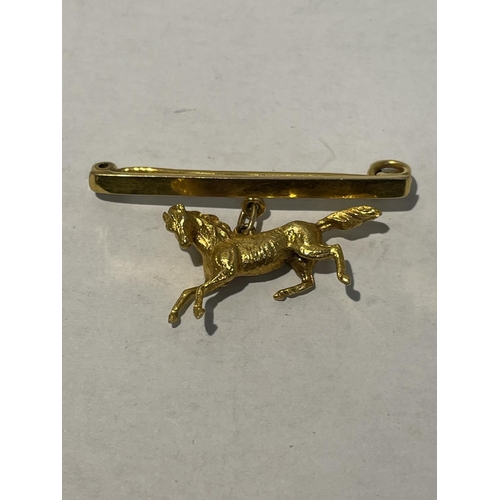 595 - AN 18 CARAT GOLD BROOCH IN THE DESIGN OF A HORSE GROSS WEIGHT APPROXIMATELY 5.3g WITH PRESENTATION B... 