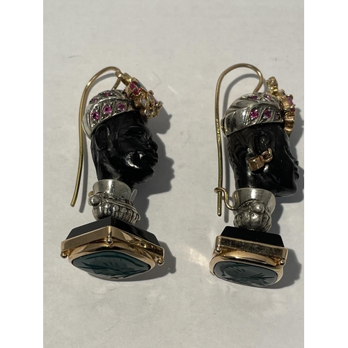 596 - A PAIR OF BLACKAMORE, 14 CARAT GOLD AND EMERALD EARRINGS IN AN A FRICAN BUST DESIGN