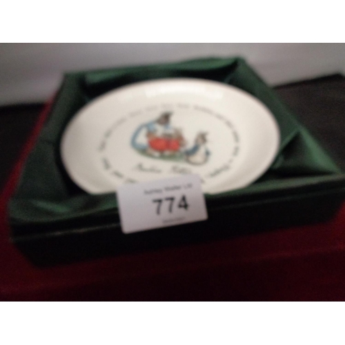 774 - A BOXED WEDGWOOD 'PETER RABBIT' ROUND DISH D: 15CM