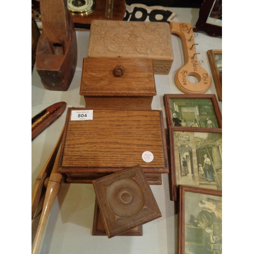 804 - A LARGE QUANTITY OF TREEN TO INCLUDE THFREE LIDDED BOXES, A BOOMERANG, EIGHT SMALL WOODEN FRAMES ETC