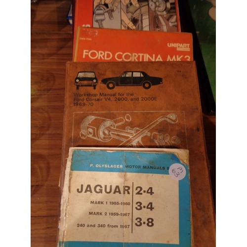 835 - A COLLECTION OF VINTAGE HARD BACK AND PAPERBACK BOOKS RELATING TO AUTOMOBILES INCLUDING VW BEETLE