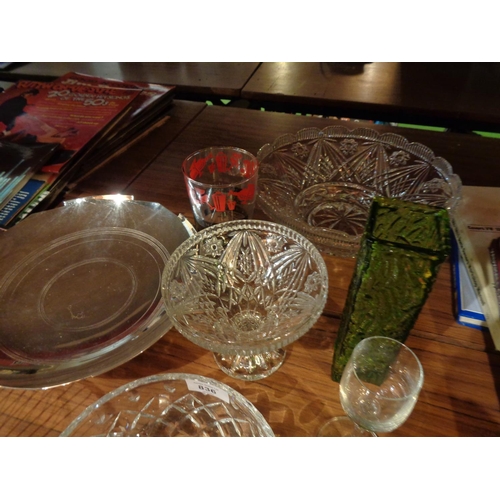 836 - AN ASSORTMENT OF GLASS ITEMS TO ALSO INCLUDE A SILVER PLATE COMPORT AND DECORATIVE FRUIT BOWL