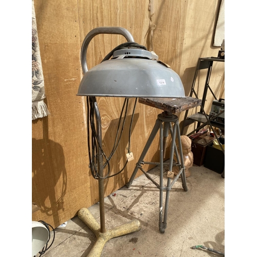 1214 - AN INDUSTRIAL STYLE LAMP ON A HEAVY CAST IRON BASE