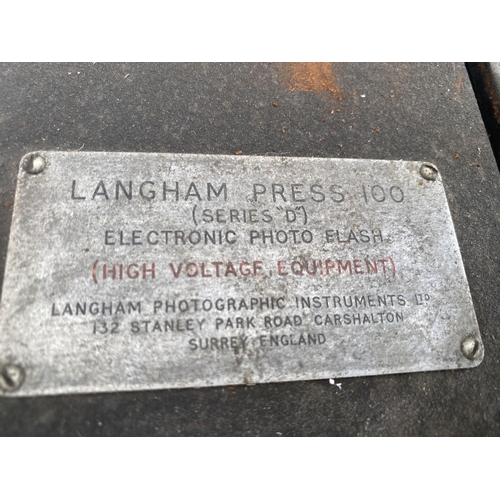 1414 - A PAIR OF VINTAGE LANGHAM PRESS 100 SERIES D ELECTRONIC PHOTO FLASH (ONE EMPTY OF INNERS)