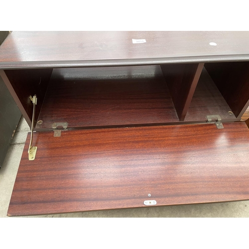 2015 - A MAHOGANY EFFECT TV/VIDEO STAND ON CABRIOLE LEGS