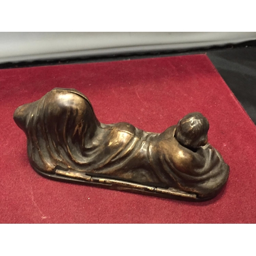 45 - A BERGMAN STYLE COLD PAINTED BRONZE OF A LADY IN A BLANKET LENGTH APPROXIMATELY 14CM