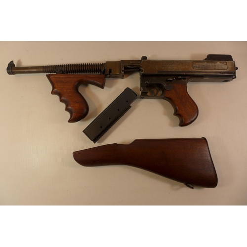 317 - A REPLICA NON FIRING MODEL 1921 THOMPSON SUBMACHINE GUN, LENGTH 83CM