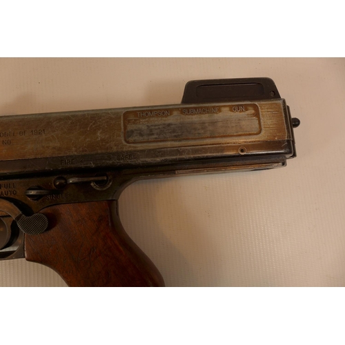 317 - A REPLICA NON FIRING MODEL 1921 THOMPSON SUBMACHINE GUN, LENGTH 83CM