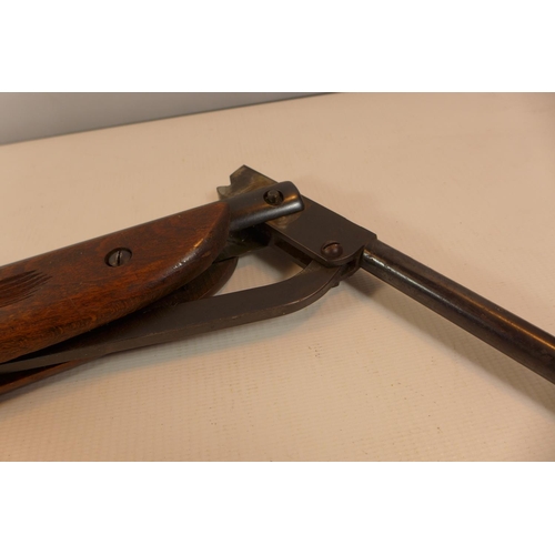 322 - A WEBLEY RANGER 177 CALIBRE AIR RIFLE WITH 40.5CM BARREL. SERIAL NUMBER 929