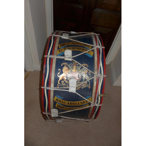 344 - A LARGE EARLY 20TH CENTURY ROYAL ARTILLARY REGIMENTAL BASS DRUM, 82 CM DIAMETER, WITH ROYAL COAT OF ... 